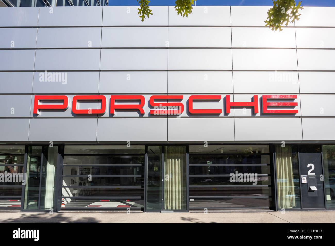 Stuttgart, Allemagne - 20 septembre 2025 : logo Porsche chez le concessionnaire automobile de Pragsattel à Stuttgart, Allemagne. Banque D'Images