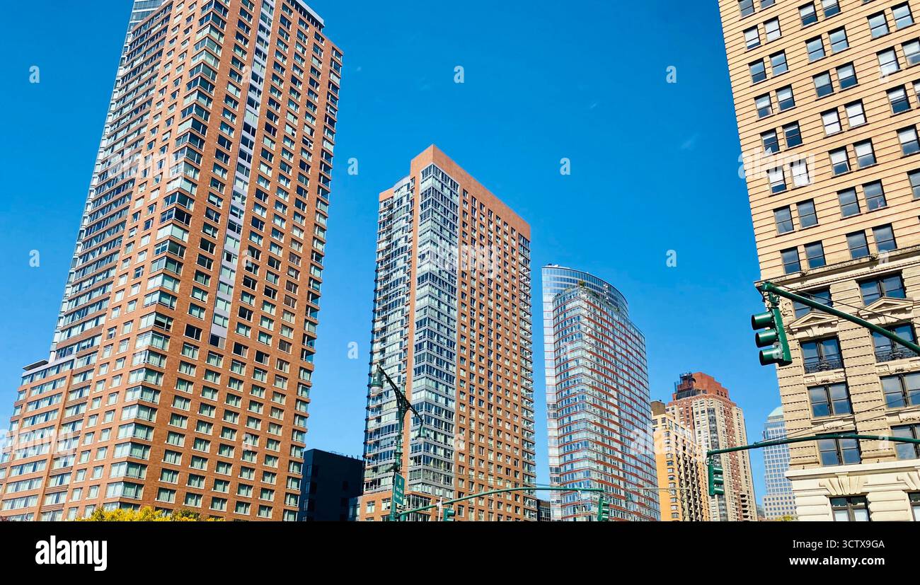 Paysage urbain avec des tours de verre modernes et des bâtiments traditionnels en briques sous ciel bleu clair - Image de stock capturée avec un smartphone
