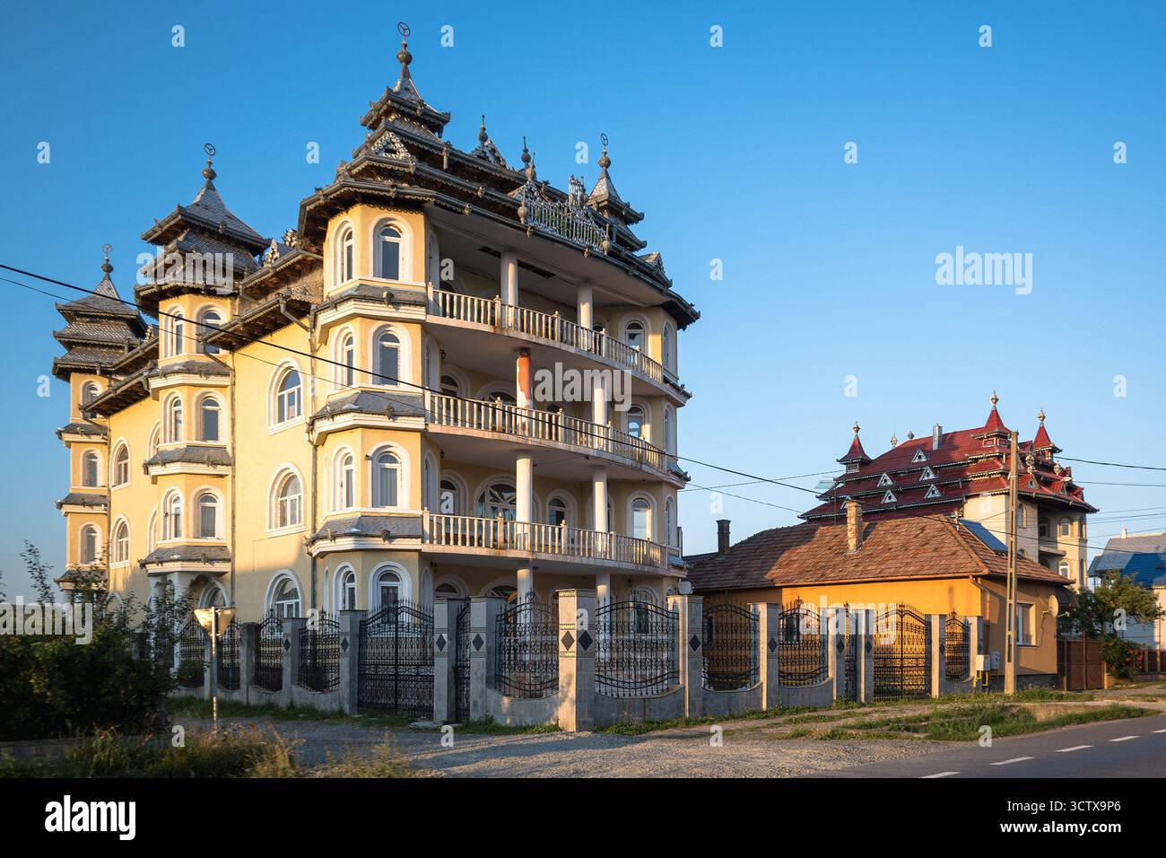 Un manoir rom orné à Huedin, Roumanie Banque D'Images