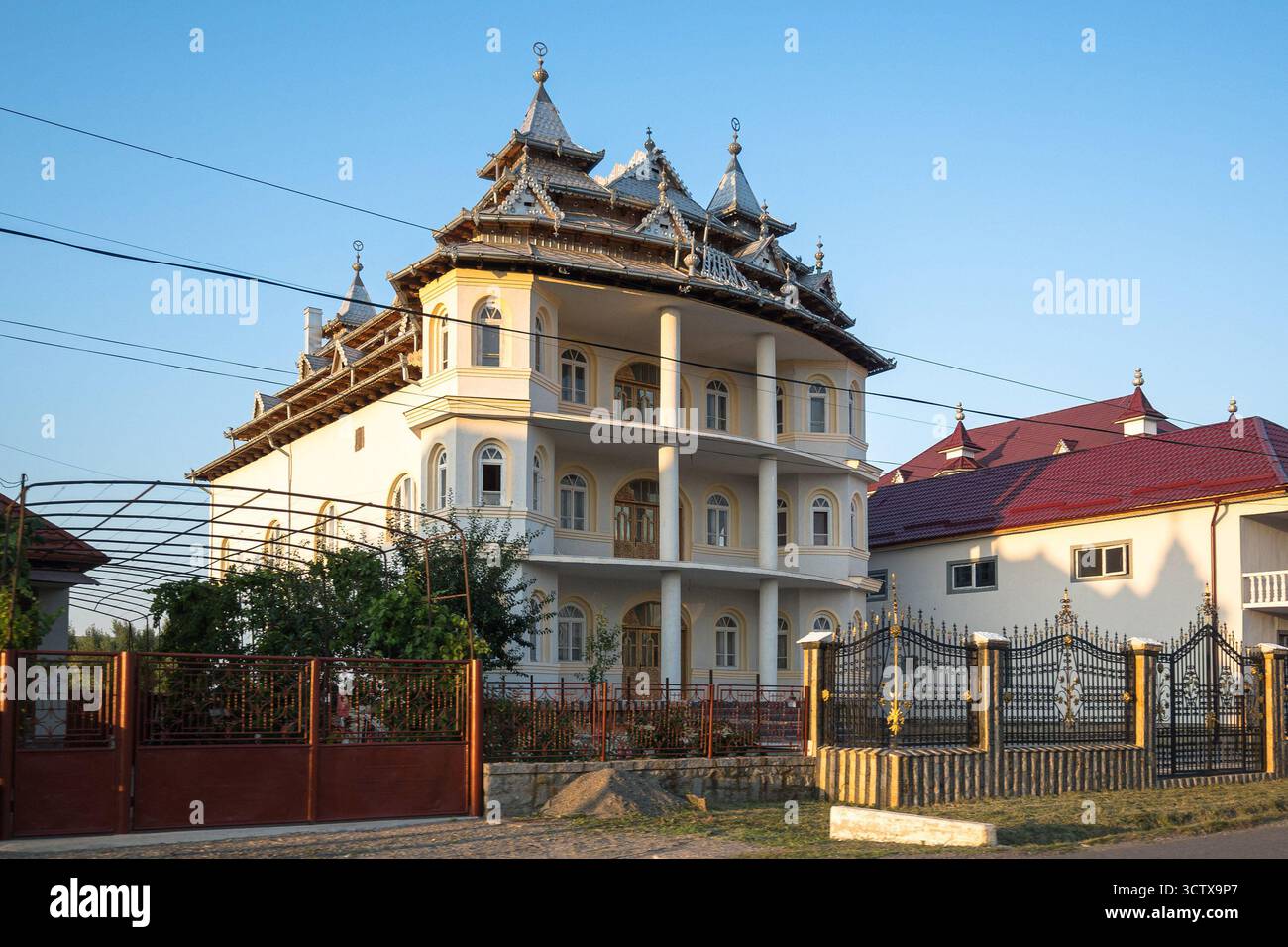Un manoir rom orné à Huedin, Roumanie Banque D'Images