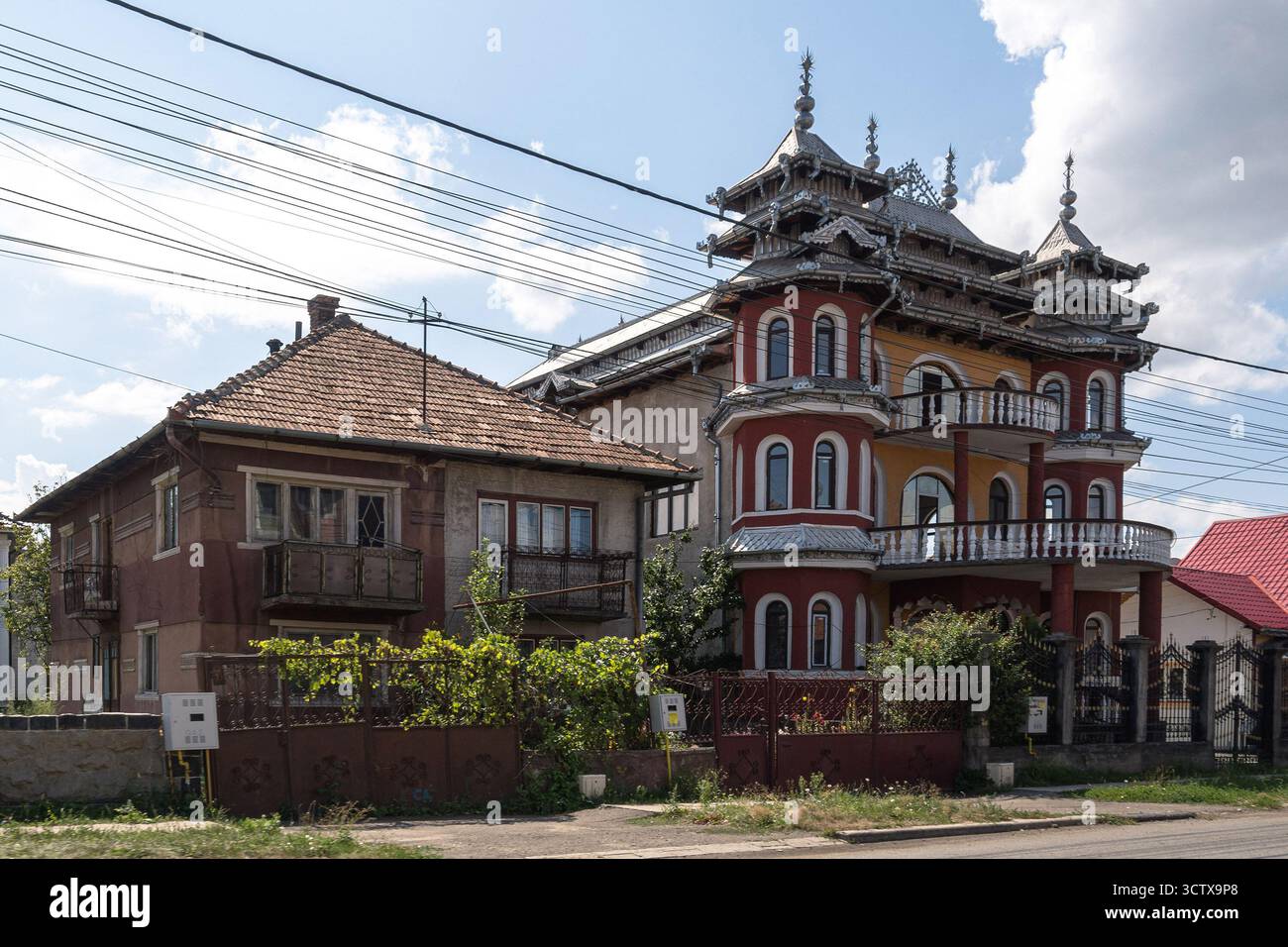 Un manoir rom orné à Huedin, Roumanie Banque D'Images