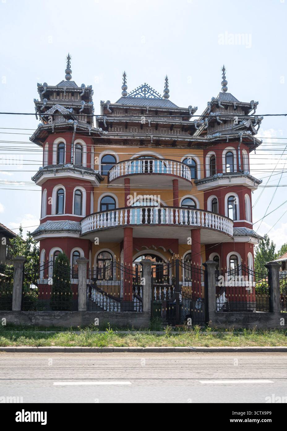 Un manoir rom orné à Huedin, Roumanie Banque D'Images