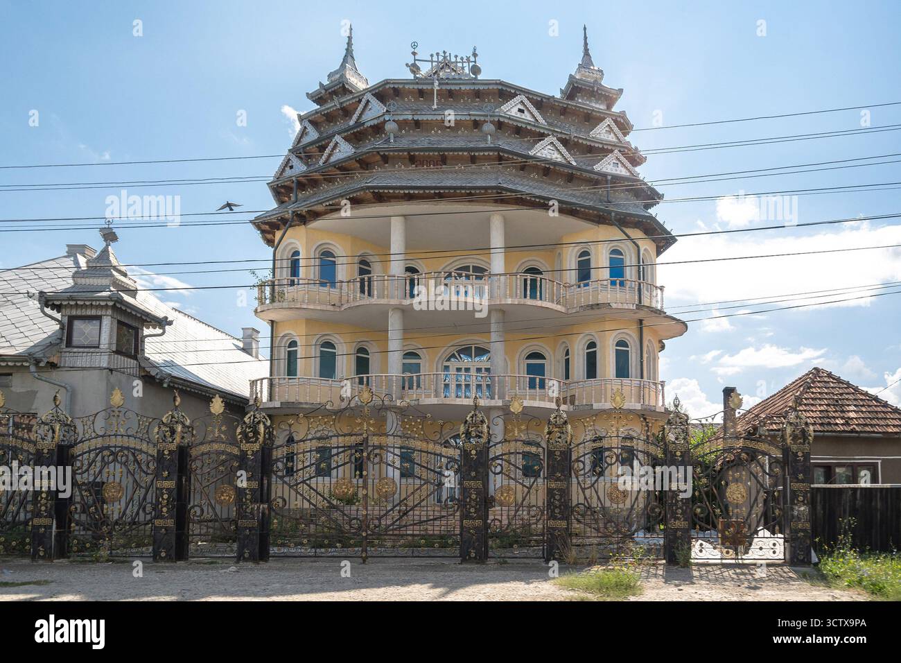 Un manoir rom orné à Huedin, Roumanie Banque D'Images