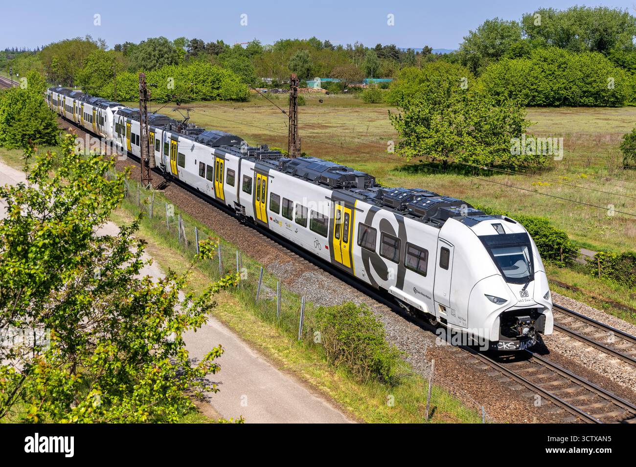 Wiesental, Allemagne - 28 avril 2025 : train de banlieue du S-Bahn Rhein-Neckar de Deutsche Bahn DB Regio type Siemens Mireo sur le chemin de fer Mannheim–Rastatt Li Banque D'Images