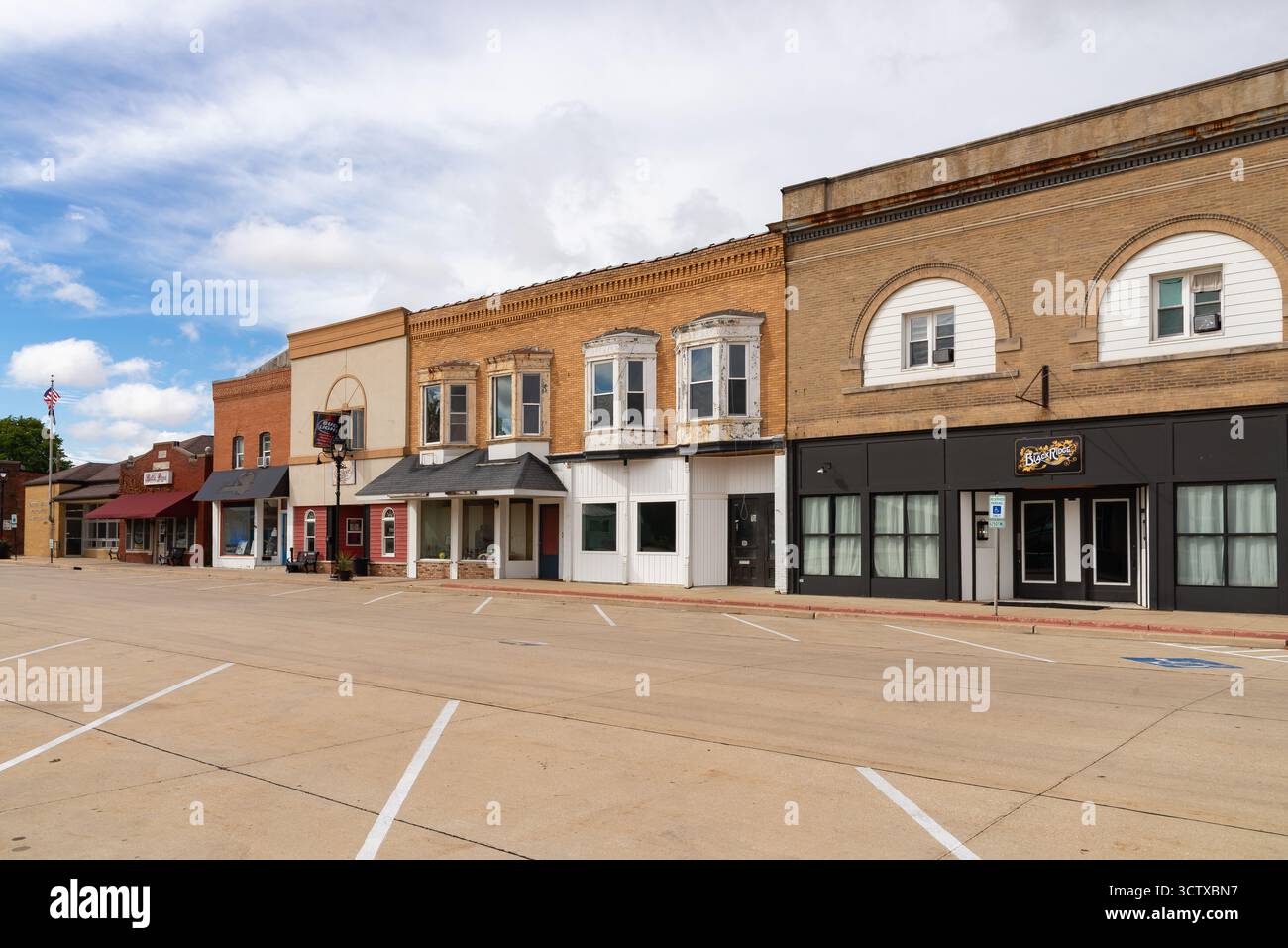 Cambridge, Illinois - États-Unis - 7 octobre 2025 : bâtiments du centre-ville et vitrines sur N Prospect Street à Cambridge, Illinois, États-Unis. Banque D'Images