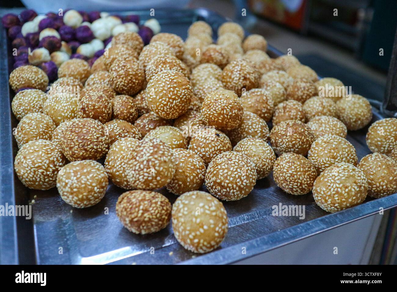 Boules de sésame thaïlandaises frites (Kai Hong) avec une texture dorée et croustillante. Une collation traditionnelle et sucrée de la cuisine de rue thaïlandaise. Banque D'Images