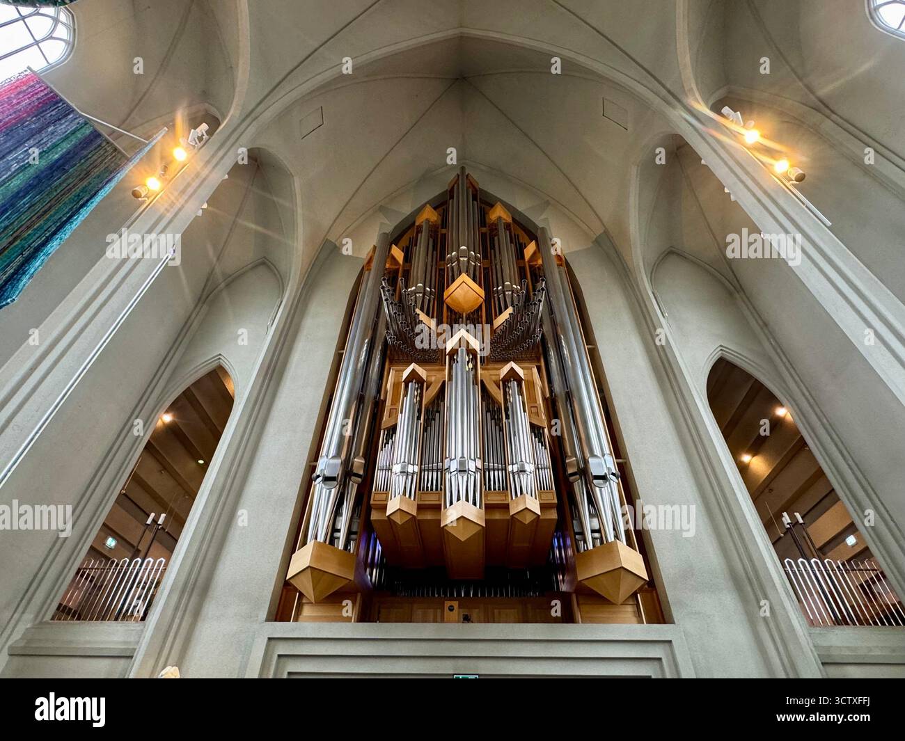 L'impressionnant orgue de concert de l'église Hallgrimskirkja de Reykjavik est le plus grand instrument de musique d'Islande. - Image de stock capturée avec un smartphone