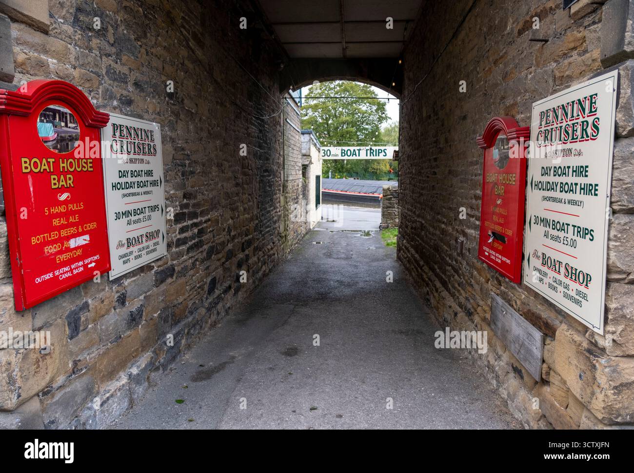 Ruelle menant au canal de Leeds et Liverpool à Skipton, North Yorkshire, Angleterre, Royaume-Uni. Banque D'Images
