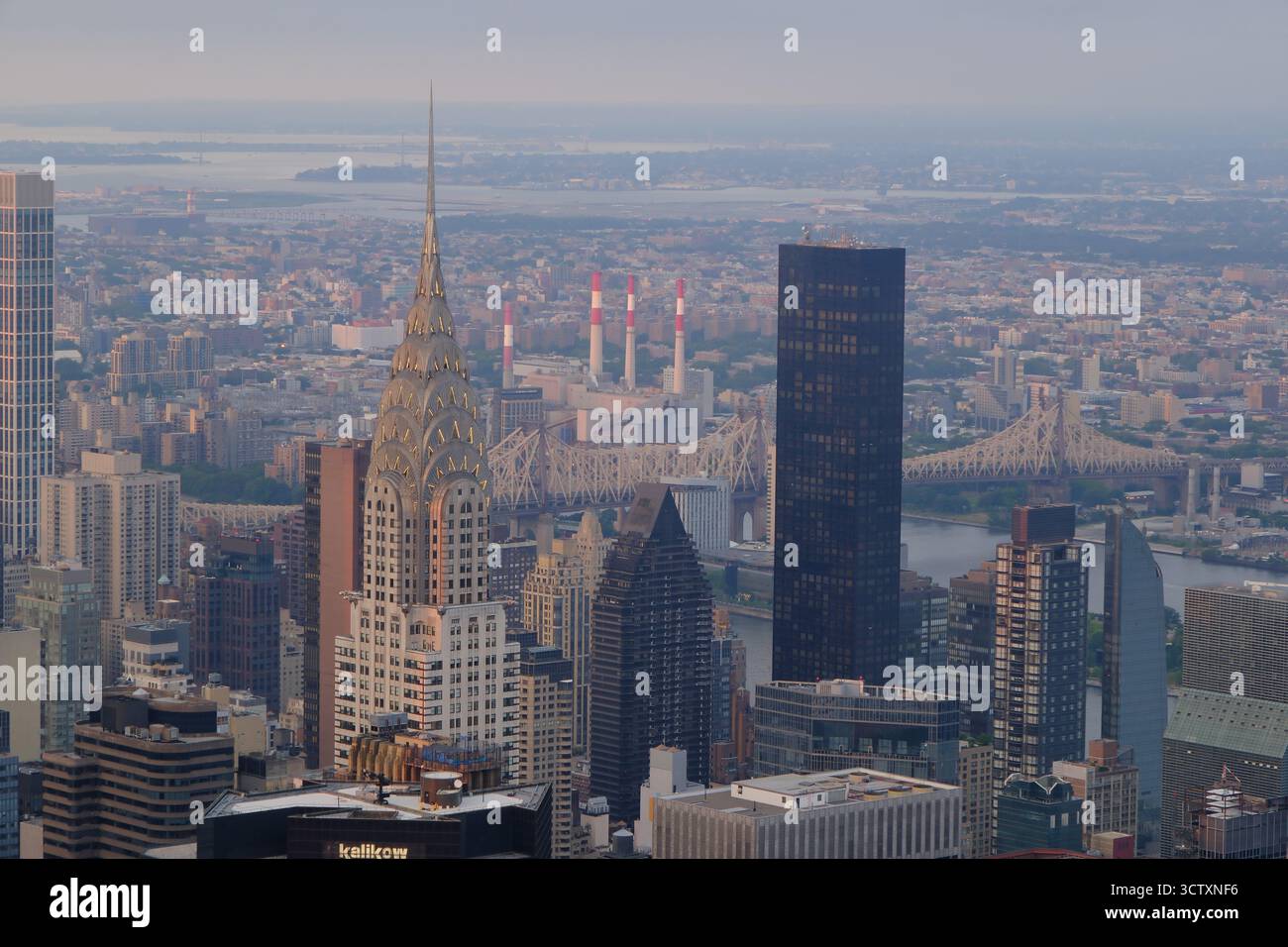 Midtown Manhattan avec Sutton 58 (à gauche), Chrysler Building (au milieu) et Trump World Tower avec Queensboro Bridge en arrière-plan.New York City.USA Banque D'Images