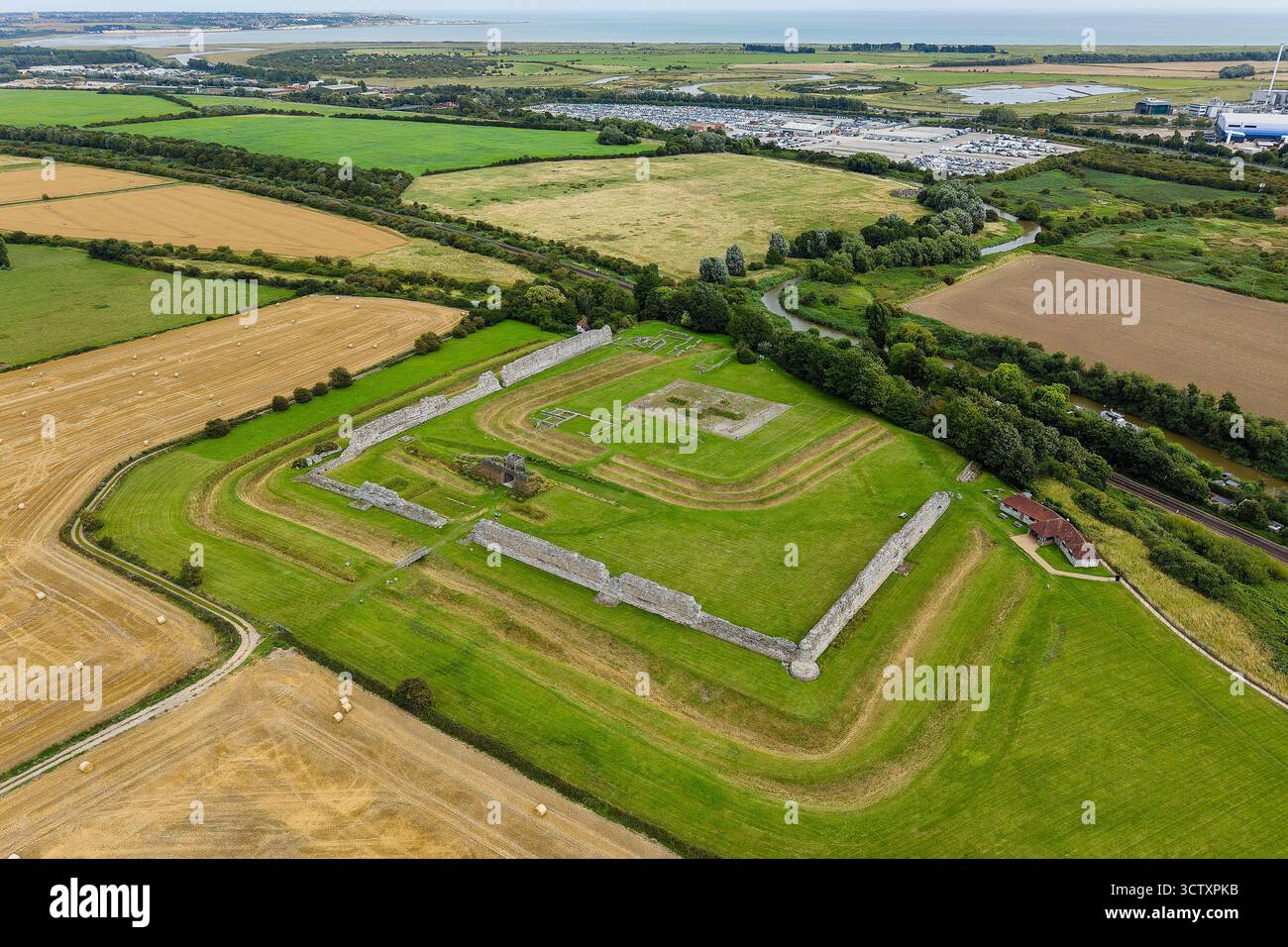 Vue en haut angle du fort romain de Richborough, site de l'invasion claudienne Banque D'Images