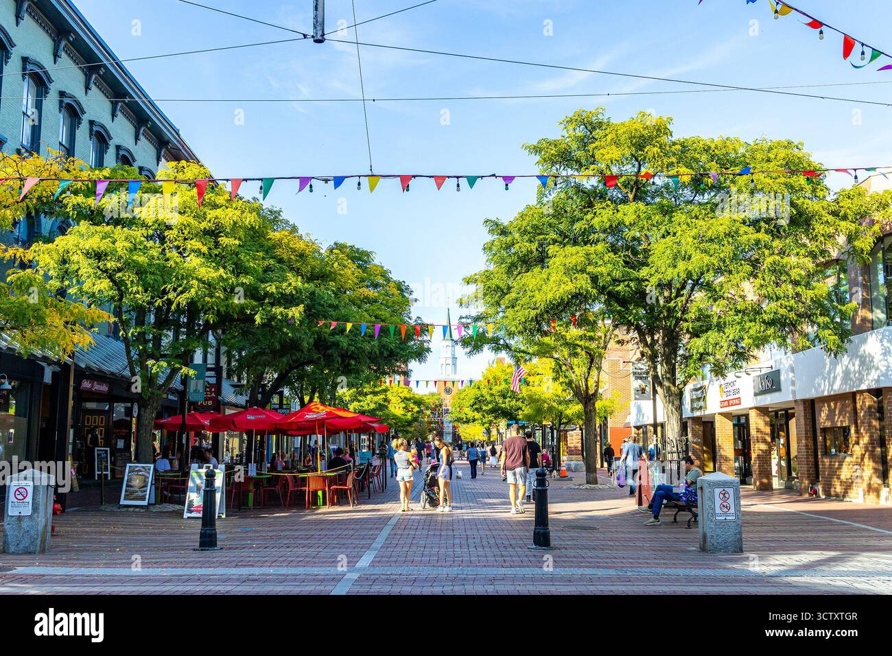 Shoppers à Church Street Marketplace à Burlington, Vermont, un centre commercial piétonnier animé rempli de boutiques locales, de cafés en plein air et de vendeurs de rue. Banque D'Images
