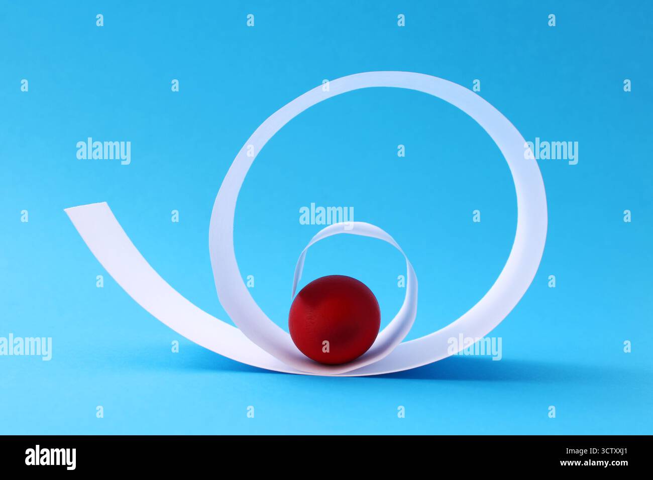 Sphère à l'intérieur d'une spirale de papier Banque D'Images