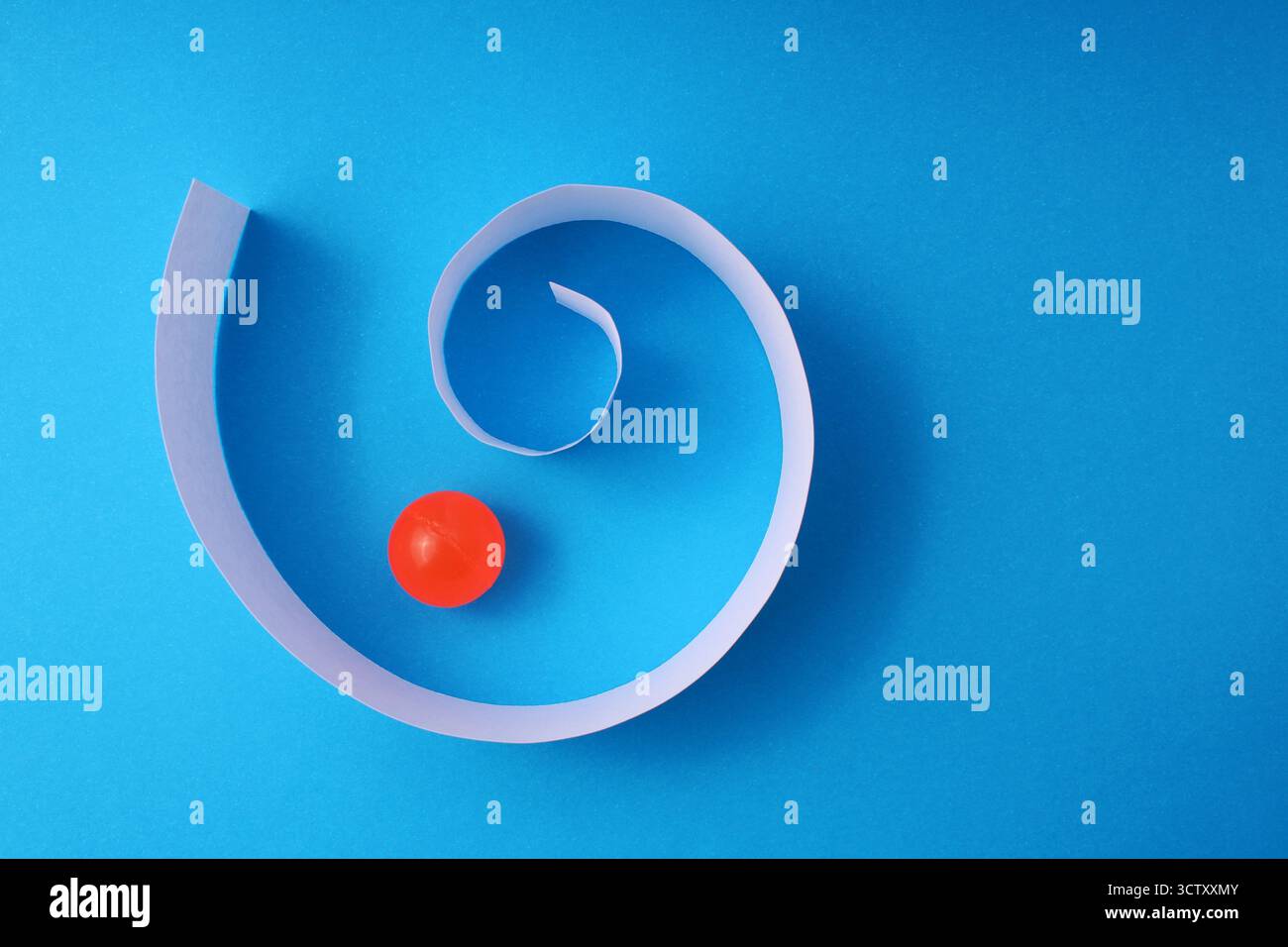 Sphère se déplace le long d'une trajectoire en spirale Banque D'Images