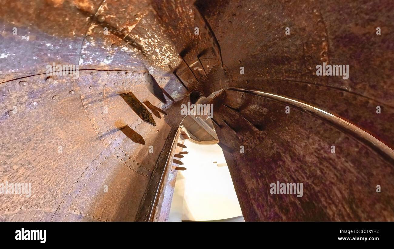 360 vue de l'intérieur d'un dispositif médiéval de torture de jeune fille de fer avec des pointes pointues debout, dans la chambre de torture d'un château Banque D'Images