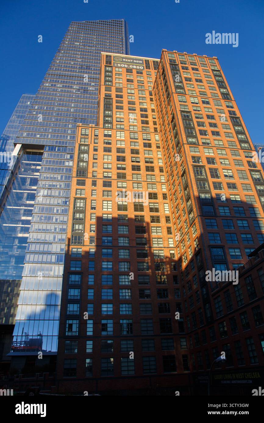 Un gratte-ciel Moden dans le parc linéaire élevé HJigh Line à Chelsea, Manhattan, New York City, États-Unis Banque D'Images