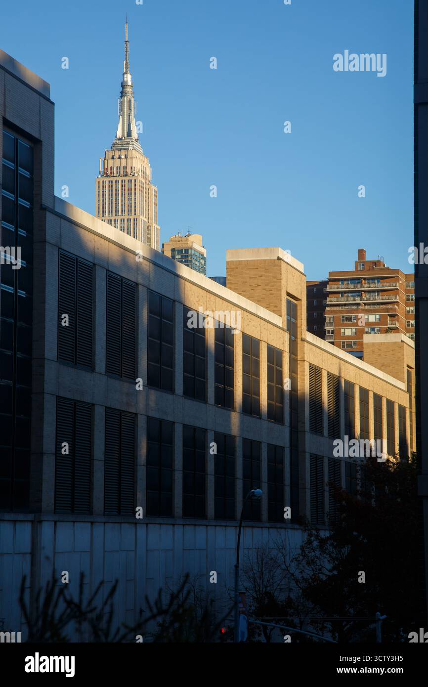 Les immeubles d'appartements et de bureaux et l'Empire State Building vus depuis le parc linéaire élevé HJigh Line à Chelsea, Manhattan, New York City, États-Unis Banque D'Images