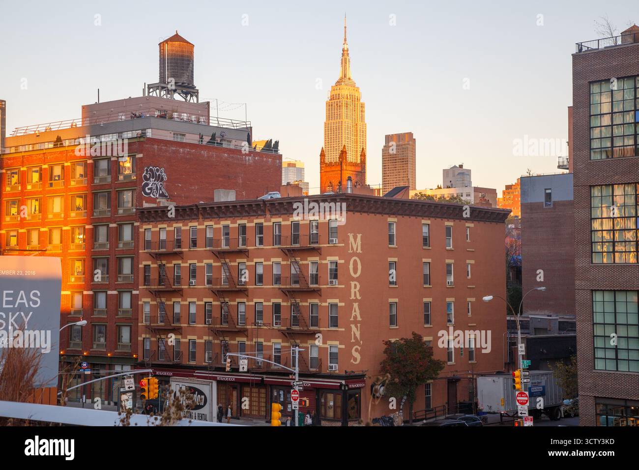 Les immeubles d'appartements et de bureaux et l'Empire State Building vus depuis le parc linéaire élevé HJigh Line à Chelsea, Manhattan, New York City, États-Unis Banque D'Images