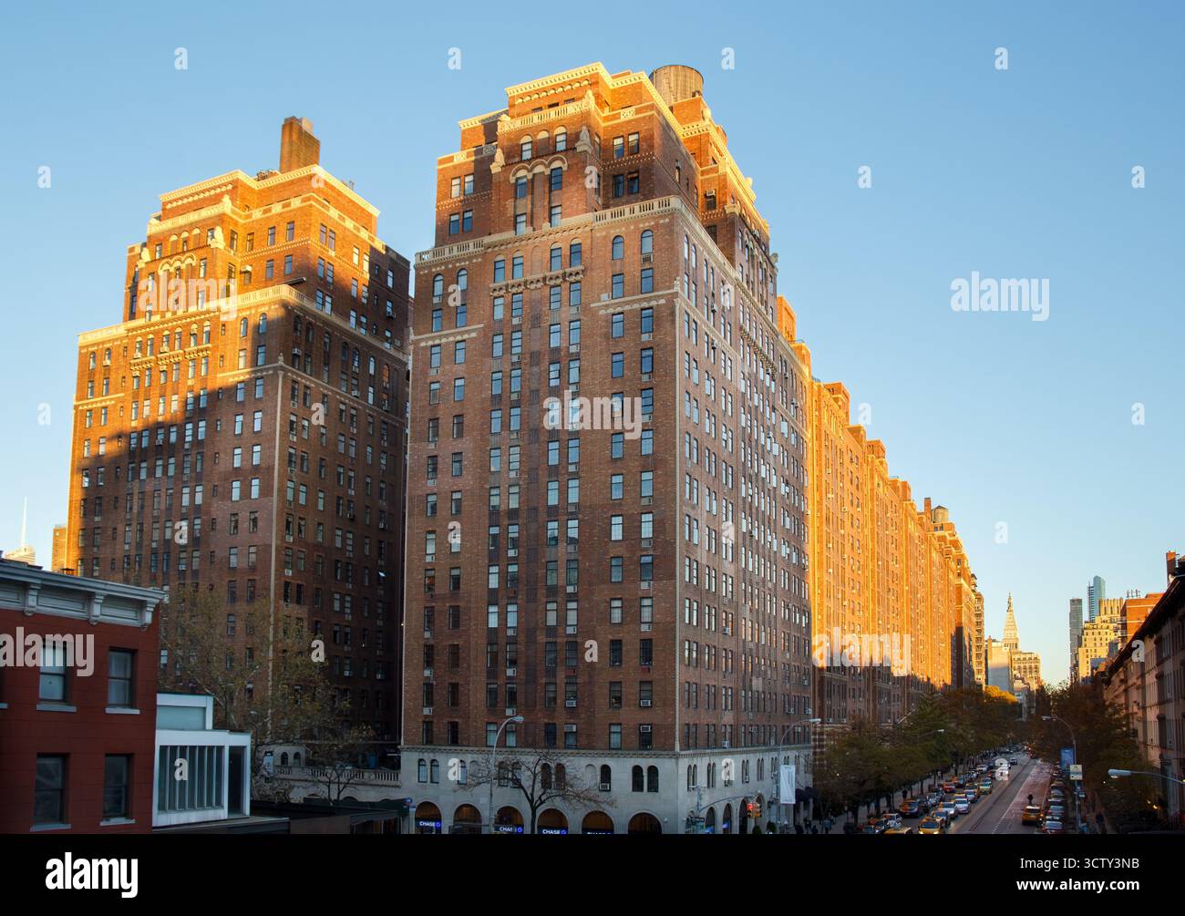 Les bâtiments London Terrace et le coucher de soleil sur les bâtiments historiques vus depuis le parc linéaire élevé HJigh Line à Chelsea, Manhattan, New Yo Banque D'Images
