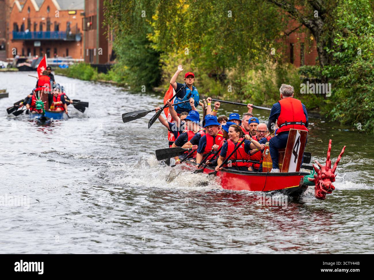 La course annuelle de bateaux-dragons que 1 000 soutiens d'entreprise qui a constitué 50 équipes de compétition et de collecte de fonds pour l'hôpital Childrens & Women Children Banque D'Images