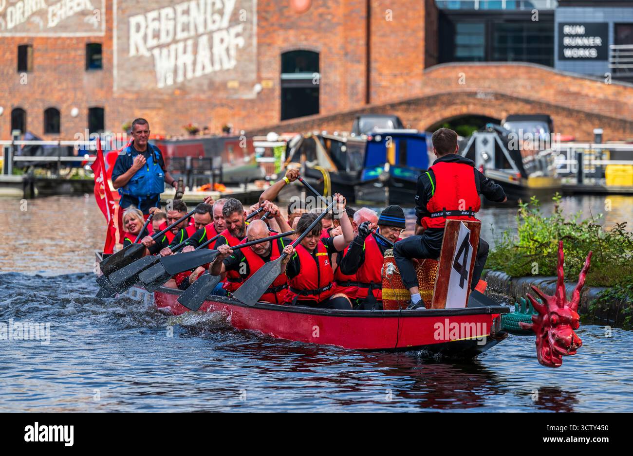 La course annuelle de bateaux-dragons que 1 000 soutiens d'entreprise qui a constitué 50 équipes de compétition et de collecte de fonds pour l'hôpital Childrens & Women Children Banque D'Images