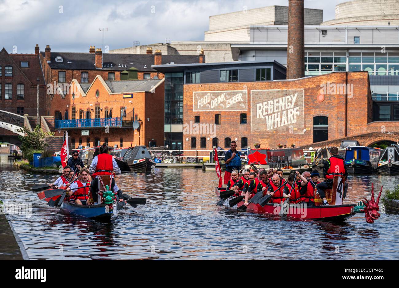 La course annuelle de bateaux-dragons que 1 000 soutiens d'entreprise qui a constitué 50 équipes de compétition et de collecte de fonds pour l'hôpital Childrens & Women Children Banque D'Images