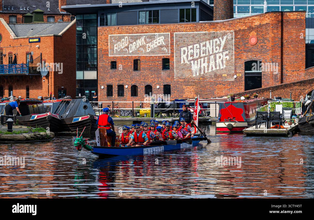 La course annuelle de bateaux-dragons que 1 000 soutiens d'entreprise qui a constitué 50 équipes de compétition et de collecte de fonds pour l'hôpital Childrens & Women Children Banque D'Images