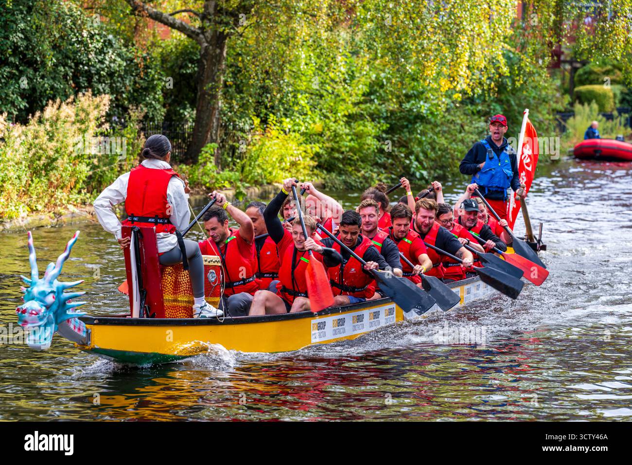 La course annuelle de bateaux-dragons que 1 000 soutiens d'entreprise qui a constitué 50 équipes de compétition et de collecte de fonds pour l'hôpital Childrens & Women Children Banque D'Images