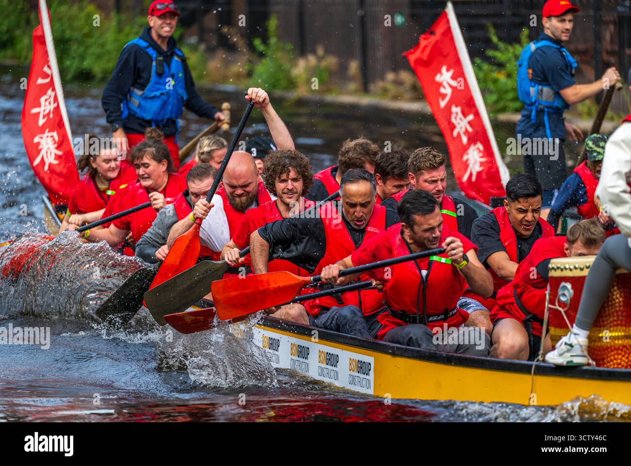 La course annuelle de bateaux-dragons que 1 000 soutiens d'entreprise qui a constitué 50 équipes de compétition et de collecte de fonds pour l'hôpital Childrens & Women Children Banque D'Images