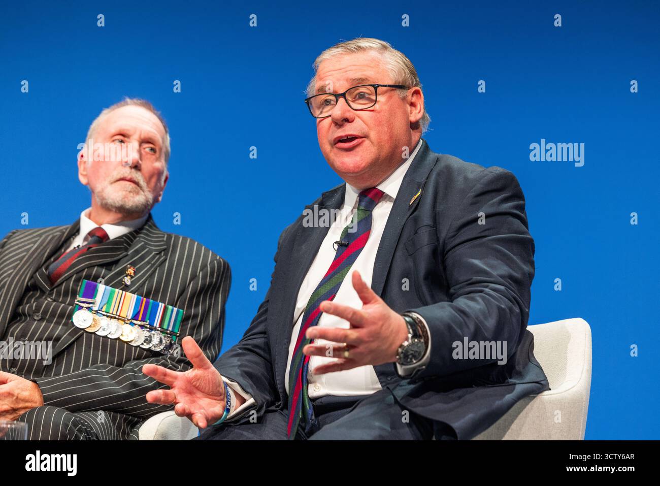 Manchester, Royaume-Uni. 07 OCT, 2025. Mark Francois, ministre des Forces armées fantômes et député de Rayleigh et Wickford, prend la parole depuis la scène principale lors du troisième jour de la conférence du Parti conservateur tenue au Manchester Central Convention Center. Crédit Milo Chandler/Alamy Live News Banque D'Images