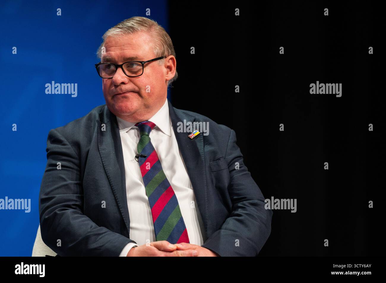 Manchester, Royaume-Uni. 07 OCT, 2025. Mark Francois, ministre des Forces armées fantômes et député de Rayleigh et Wickford, prend la parole depuis la scène principale lors du troisième jour de la conférence du Parti conservateur tenue au Manchester Central Convention Center. Crédit Milo Chandler/Alamy Live News Banque D'Images