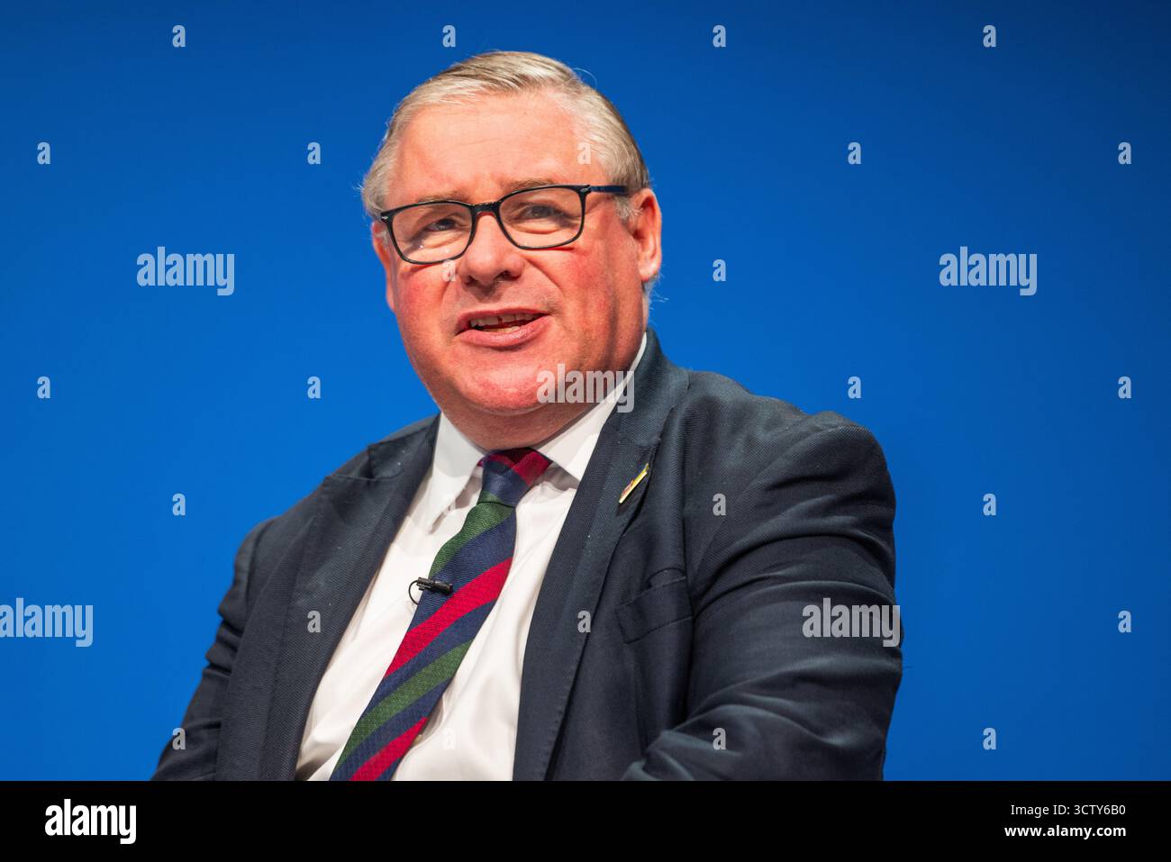 Manchester, Royaume-Uni. 07 OCT, 2025. Mark Francois, ministre des Forces armées fantômes et député de Rayleigh et Wickford, prend la parole depuis la scène principale lors du troisième jour de la conférence du Parti conservateur tenue au Manchester Central Convention Center. Crédit Milo Chandler/Alamy Live News Banque D'Images