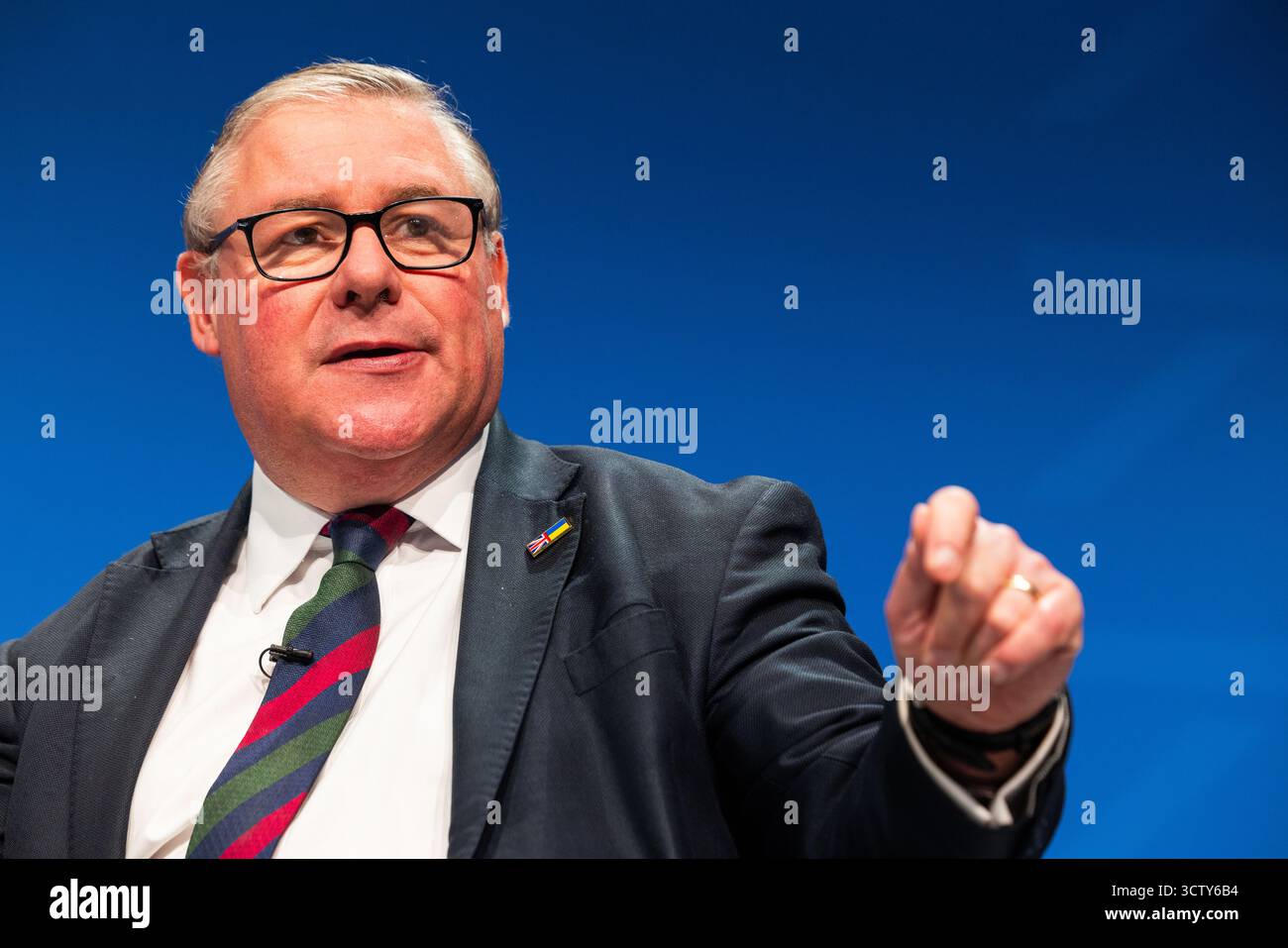 Manchester, Royaume-Uni. 07 OCT, 2025. Mark Francois, ministre des Forces armées fantômes et député de Rayleigh et Wickford, prend la parole depuis la scène principale lors du troisième jour de la conférence du Parti conservateur tenue au Manchester Central Convention Center. Crédit Milo Chandler/Alamy Live News Banque D'Images