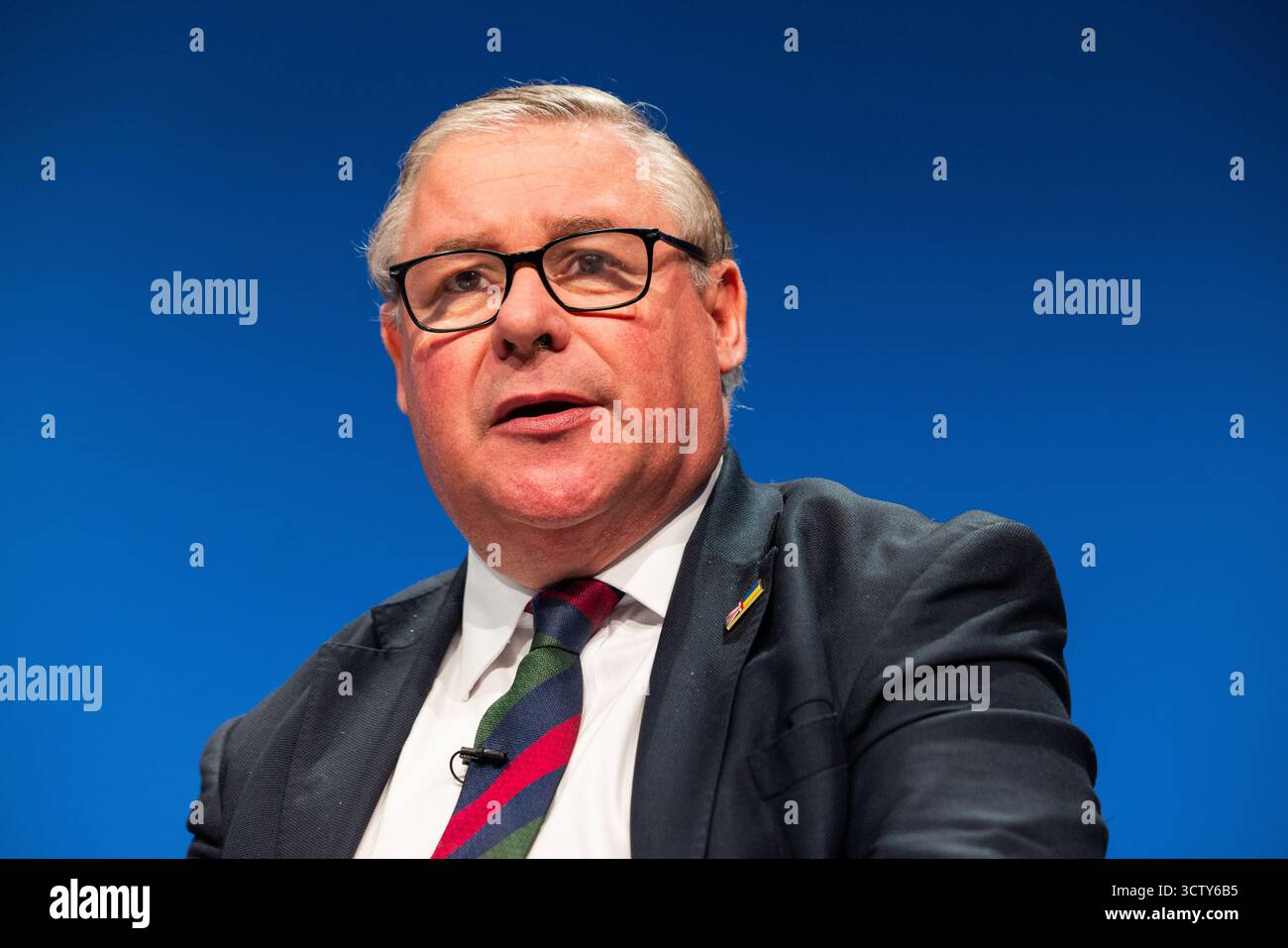 Manchester, Royaume-Uni. 07 OCT, 2025. Mark Francois, ministre des Forces armées fantômes et député de Rayleigh et Wickford, prend la parole depuis la scène principale lors du troisième jour de la conférence du Parti conservateur tenue au Manchester Central Convention Center. Crédit Milo Chandler/Alamy Live News Banque D'Images