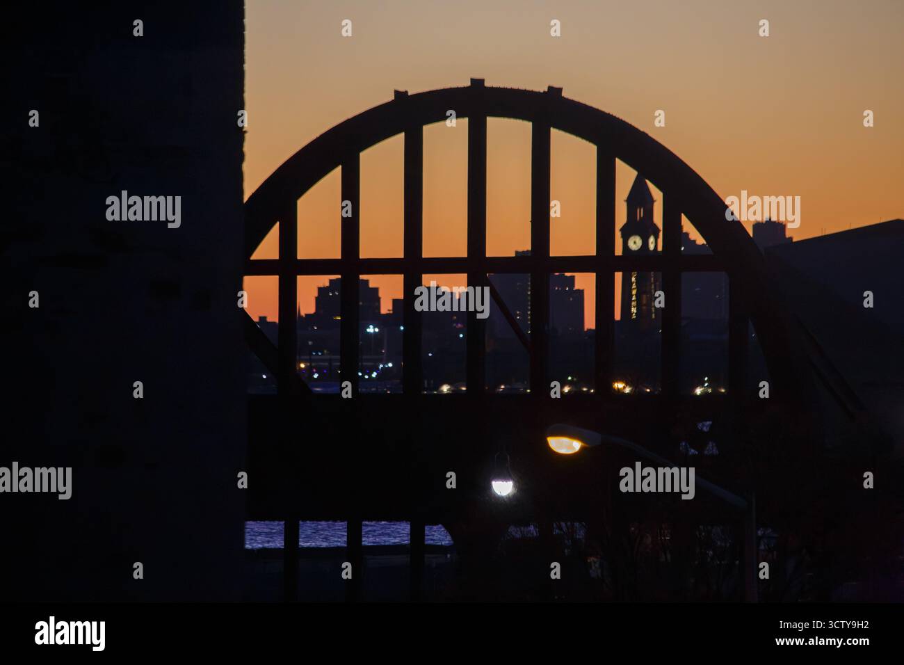 L'horizon urbain de Jersey City au coucher du soleil depuis le High Line Park, Hudson River, Manhattan, New York City, États-Unis Banque D'Images