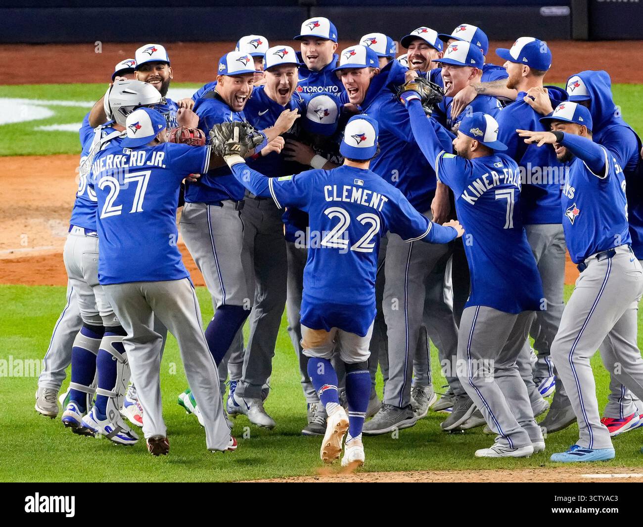 New York, États-Unis. 08 octobre 2025. Les Blue Jays de Toronto, dont le premier joueur de base Vladimir Guerrero Jr. (27), le troisième joueur de base Ernie Clement (22) et l'arrêt court Isiah Kiner-Falefa (7) célèbrent une victoire de 5-2 sur les Yankees de New York pour se qualifier à la série championne de la Ligue après le quatrième match ALDS au Yankee Stadium de New York, le mercredi 8 octobre 2025. Photo de Ray Stubblebine/UPI crédit : UPI/Alamy Live News Banque D'Images
