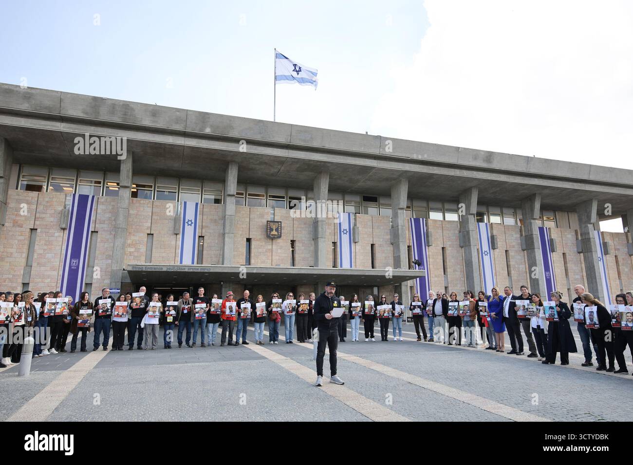 Des activistes et des proches d’otages détenus en captivité à Gaza manifestent à la Knesset le 17 février 2025. Aujourd'hui marque 500 jours depuis le 7 octobre 2023. Banque D'Images