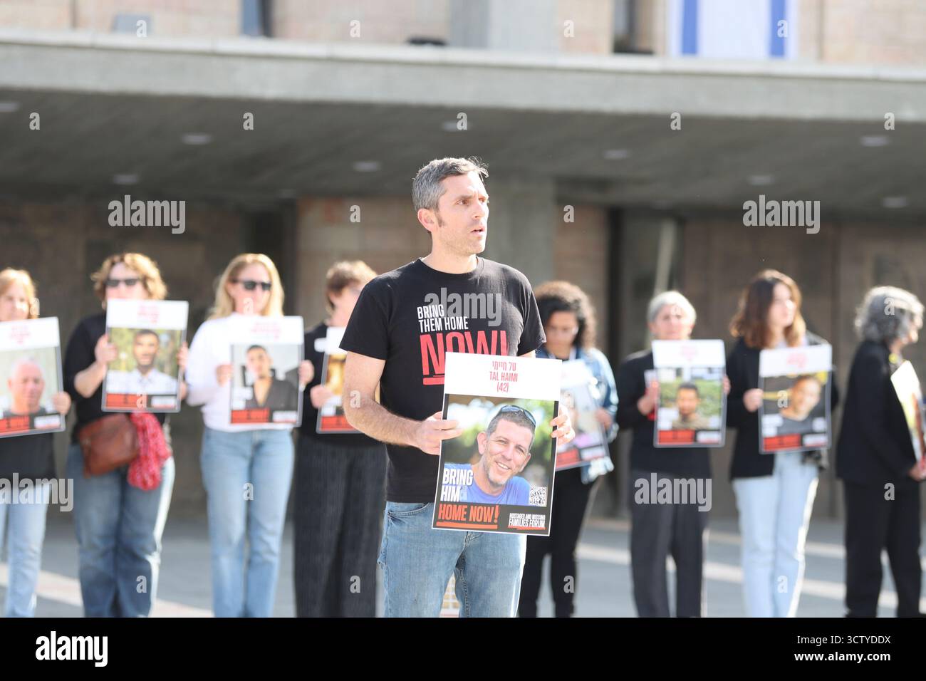 Des activistes et des proches d’otages détenus en captivité à Gaza manifestent à la Knesset le 17 février 2025. Aujourd'hui marque 500 jours depuis le 7 octobre 2023. Banque D'Images