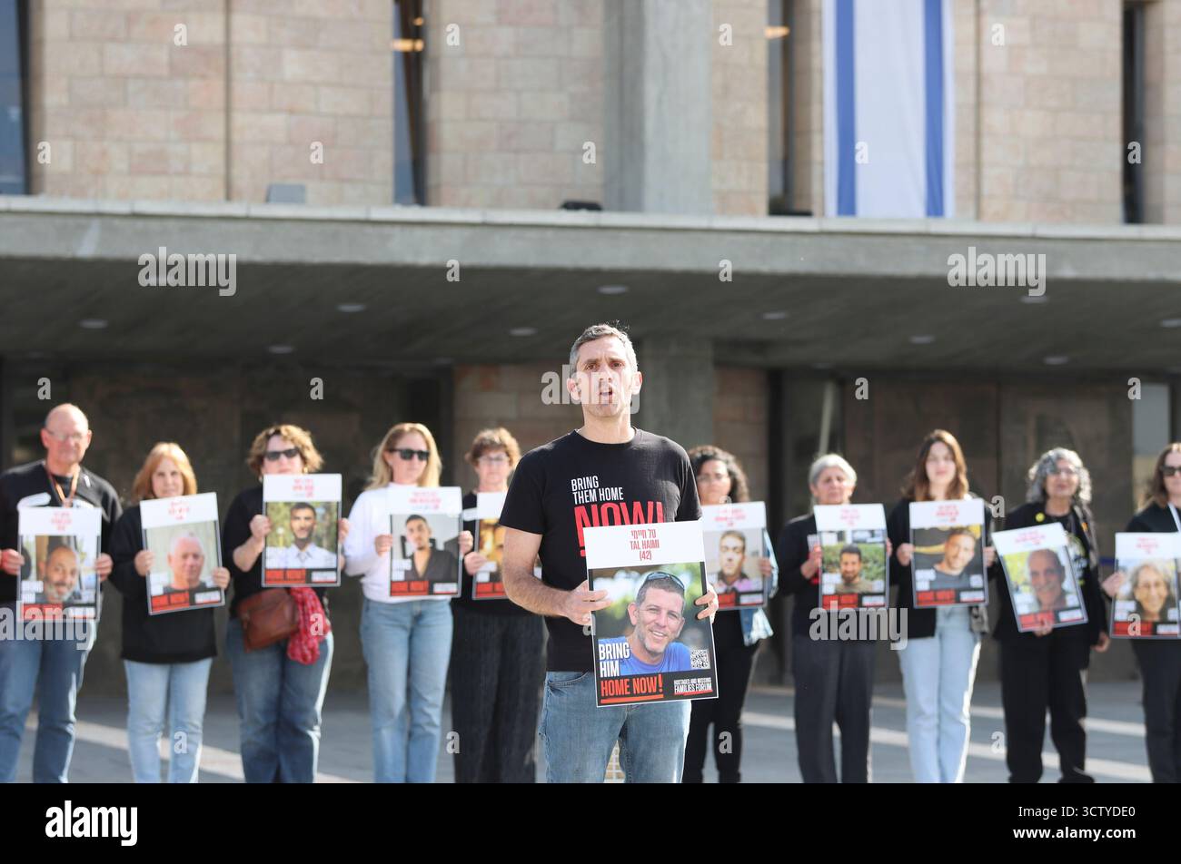 Des activistes et des proches d’otages détenus en captivité à Gaza manifestent à la Knesset le 17 février 2025. Aujourd'hui marque 500 jours depuis le 7 octobre 2023. Banque D'Images