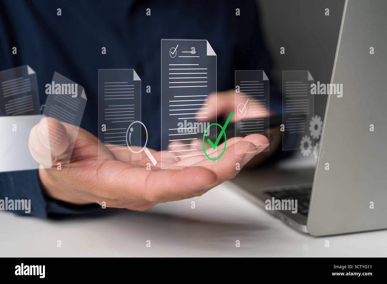 Homme d'affaires utilisant un ordinateur portable avec des documents numériques, coche de vérification en ligne, et concept de système de gestion de données, représentant l'approbation de document, au Banque D'Images