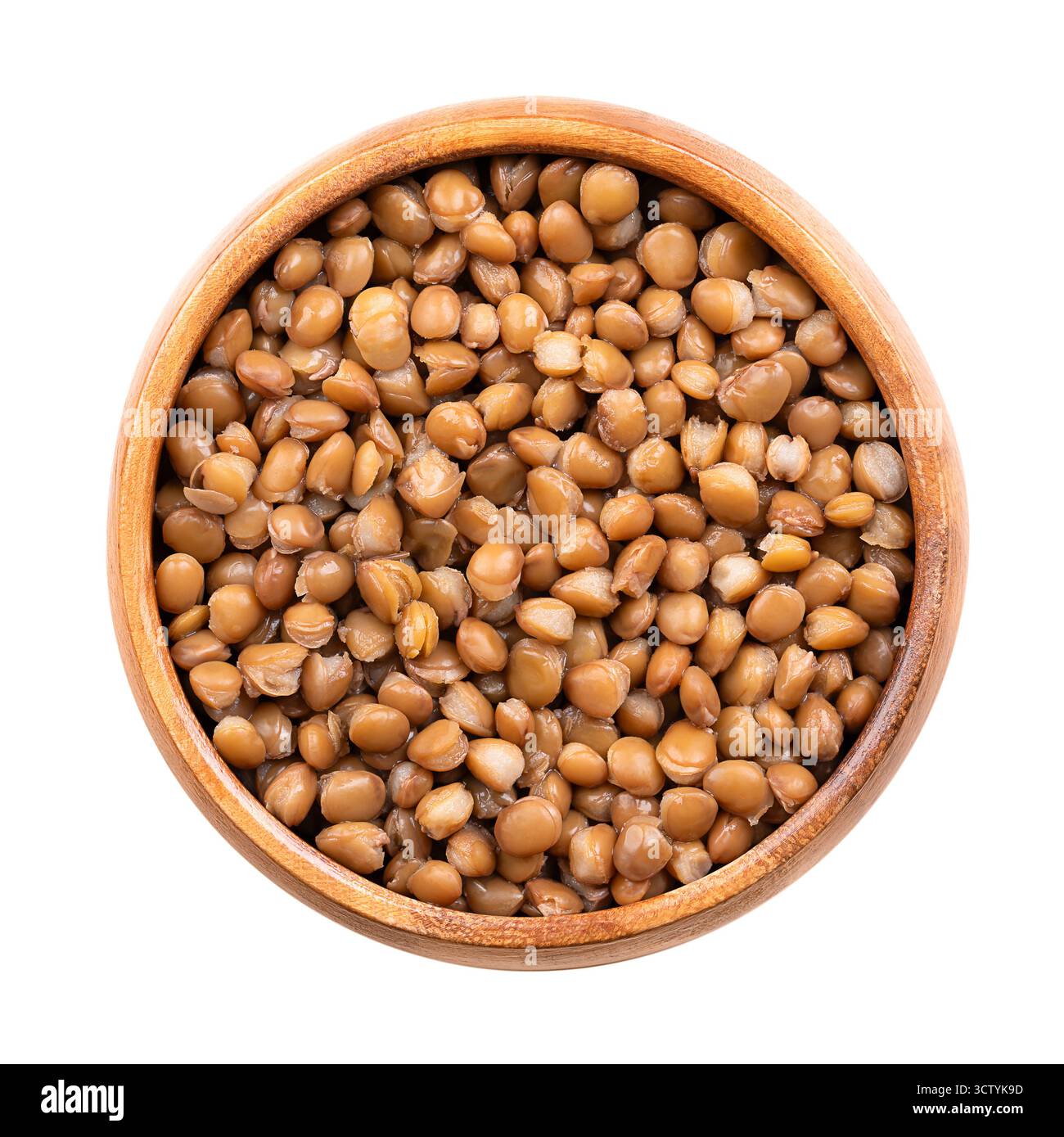 Lentilles en conserve dans un bol en bois. Petites lentilles brunes bouillies, lentilles de montagne non décortiquées, graines de Lens culinaris, légumineuse et aliment de base. Banque D'Images