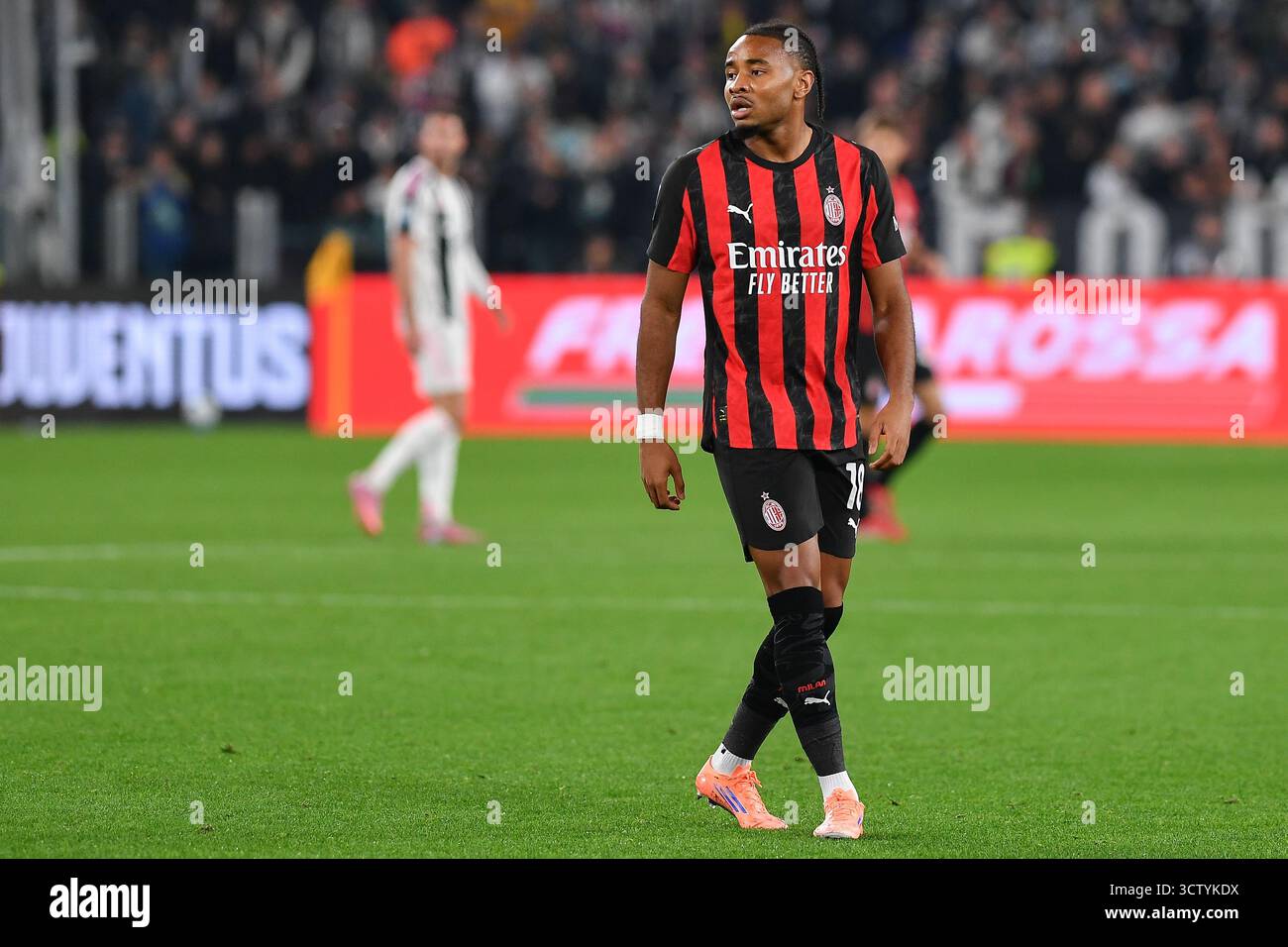 Christopher Alan Nkunku de l'AC Milan regarde pendant la Serie A 2024/25 le match de football entre la Juventus FC et l'AC Milan au stade Allianz Banque D'Images
