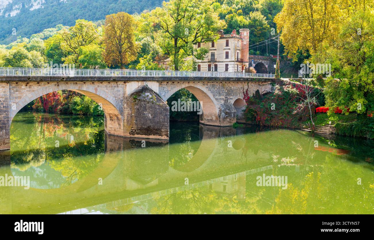 Village médiéval de Saint-Antonin-Noble-Val sur l'Aveyron, dans le Tarn et Garonne, Occitanie, France Banque D'Images