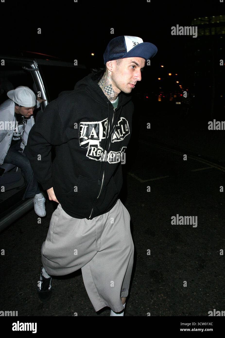 Travis Barker - Blink182 arrivée au Metropolitan Hotel à Londres - 02/02/04 Banque D'Images