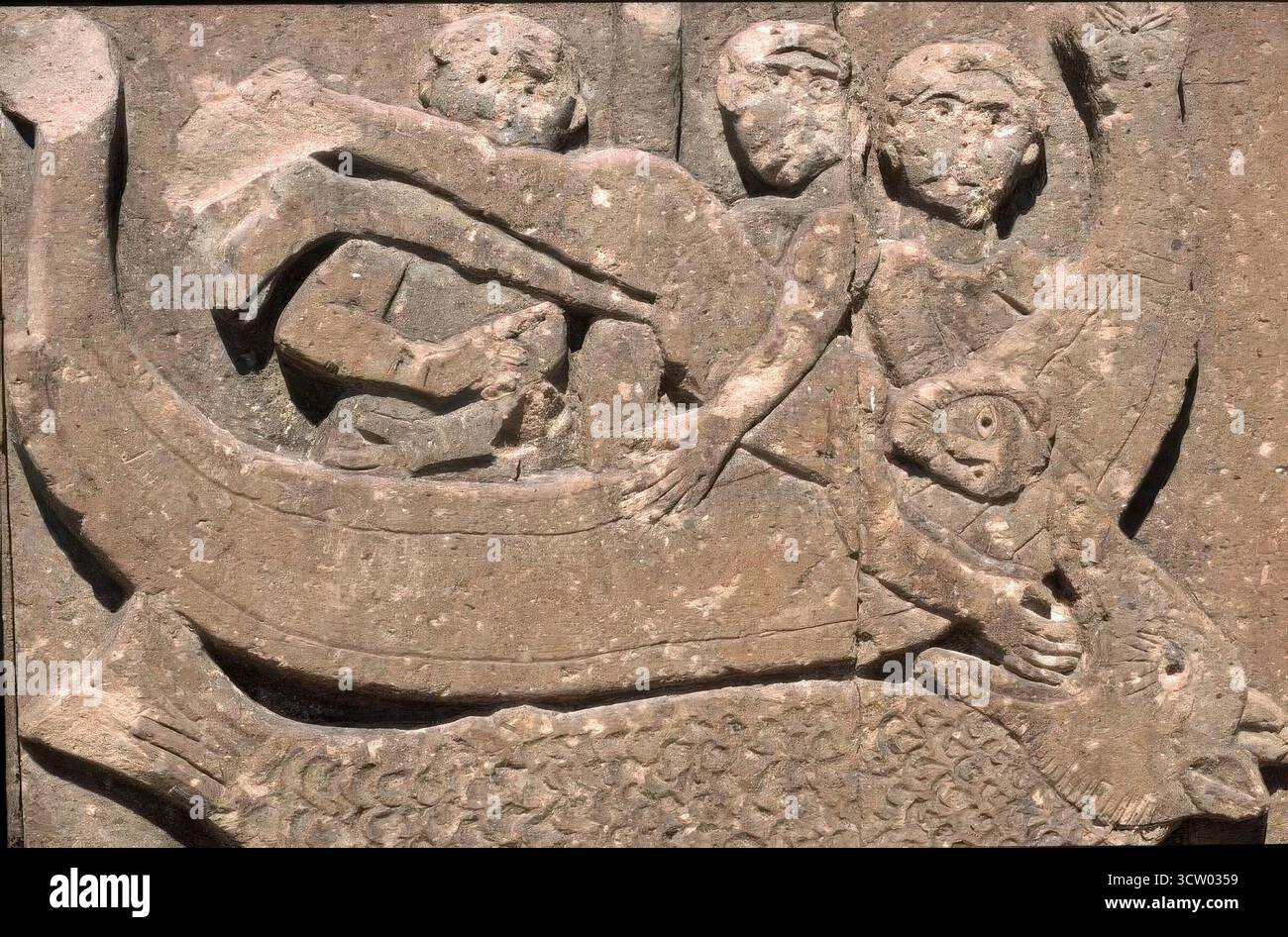 8052. Jonas est jeté par-dessus bord et avalé par le monstre marin Ketos. Relief de l'église arménienne de la sainte croix du début du Xe siècle. Banque D'Images 8052. Jonas est jeté par-dessus bord et avalé par le monstre marin Ketos. Relief de l'église arménienne de la sainte croix du début du Xe siècle. Banque D'Images