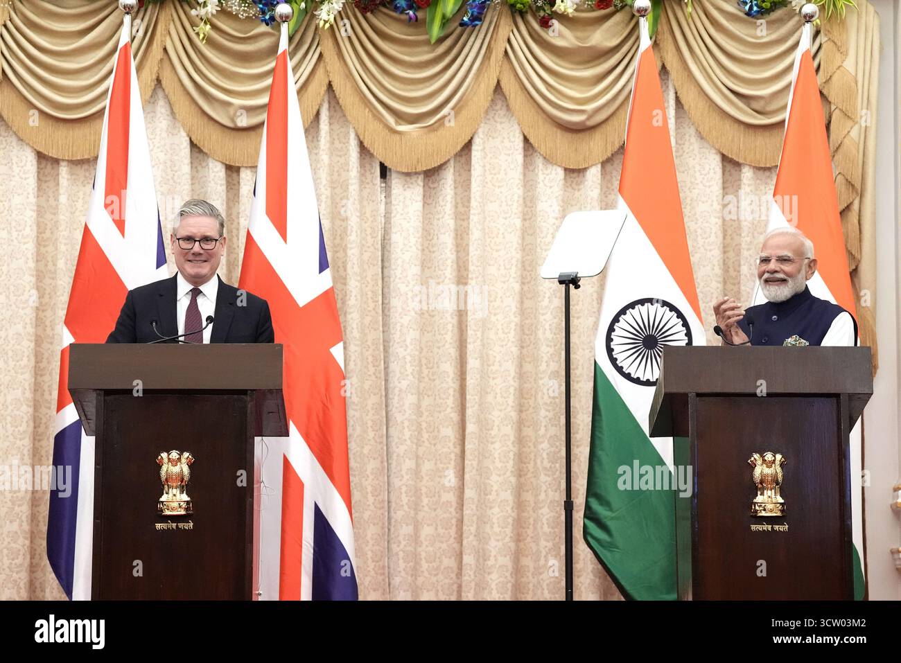 Le premier ministre Sir Keir Starmer et le premier ministre indien, Narendra Modi, prononcent une déclaration à la presse à Raj Bhavan, à Mumbai. Le PM se rend en Inde pour promouvoir l'accord commercial récemment signé avec le pays sud-asiatique. Date de la photo : jeudi 9 octobre 2025. Banque D'Images