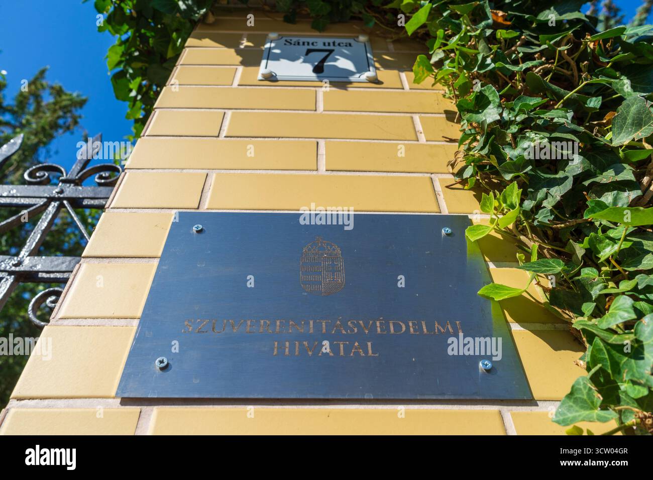 La plaque signalétique du Bureau de protection de la souveraineté à Budapest. L'agence est officiellement indépendante mais est connue pour harceler les opposants au Fidesz. Banque D'Images