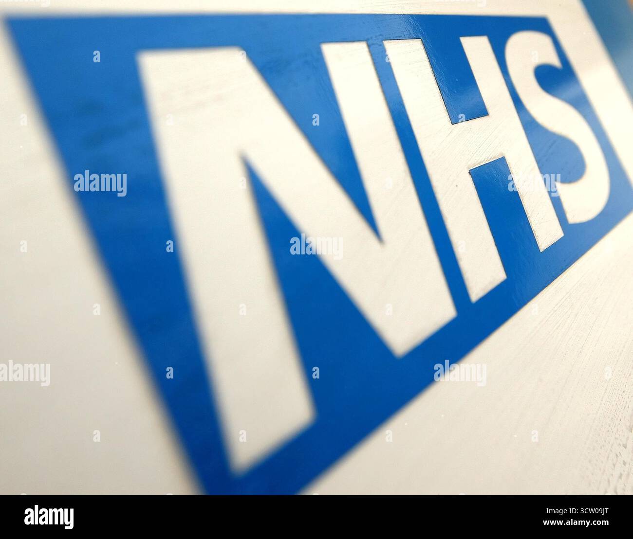 Photo du dossier datée du 06/11/10 d'une vue générale d'un logo du NHS. La liste d'attente pour un traitement hospitalier de routine en Angleterre a augmenté pour le troisième mois consécutif, montrent les chiffres du NHS. Selon les estimations, 7,41 millions de traitements étaient en attente à la fin du mois d'août, concernant 6,26 millions de patients, soit une légère hausse par rapport aux 7,40 millions de traitements et 6,25 millions de patients à la fin du mois de juillet. Date d'émission : jeudi 9 octobre 2025. Banque D'Images