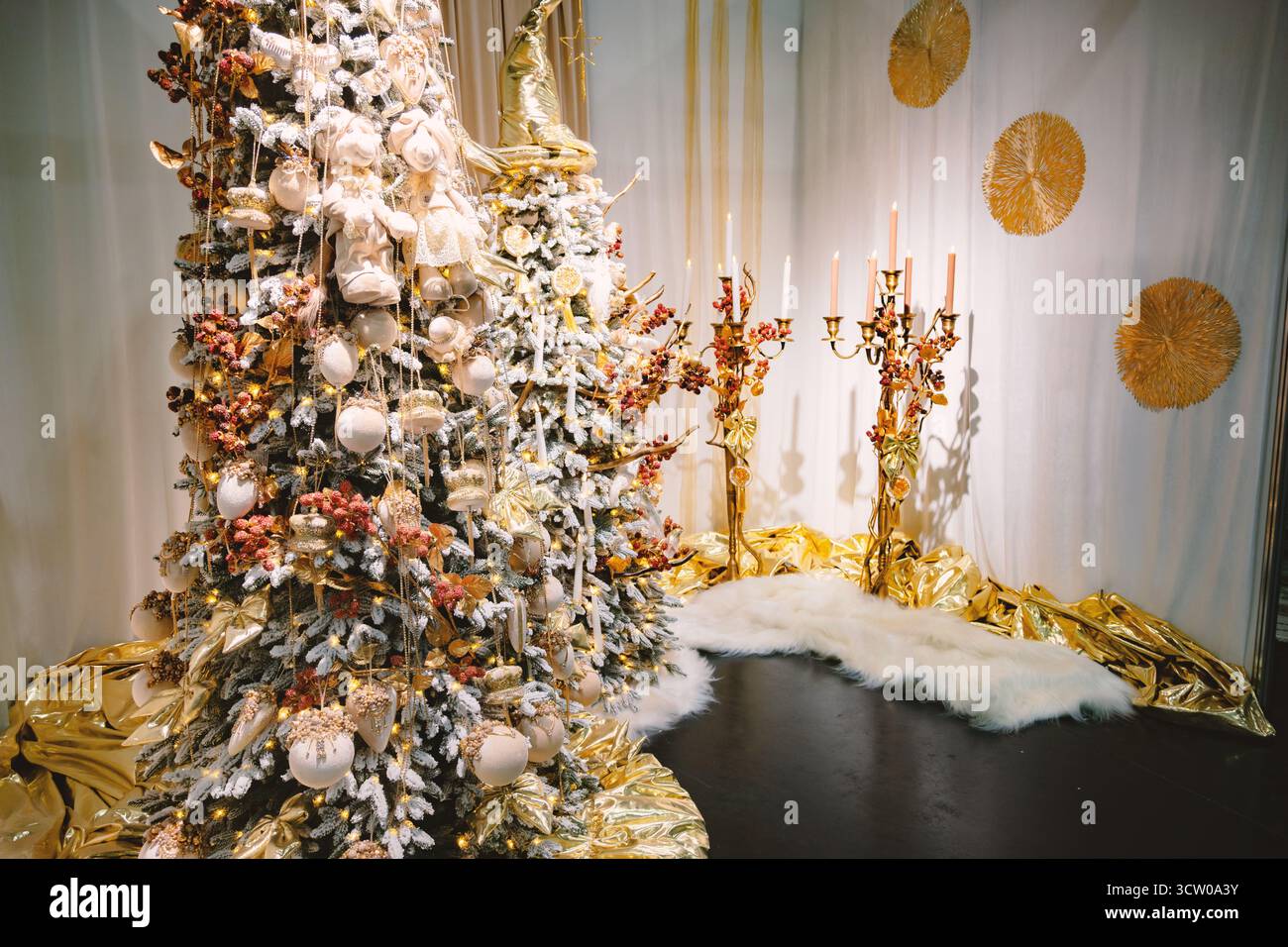 Cette scène de vacances élégante et luxueuse dispose de deux arbres de Noël fortement décorés, givrés de neige artificielle et ornés d'une abondance de Banque D'Images