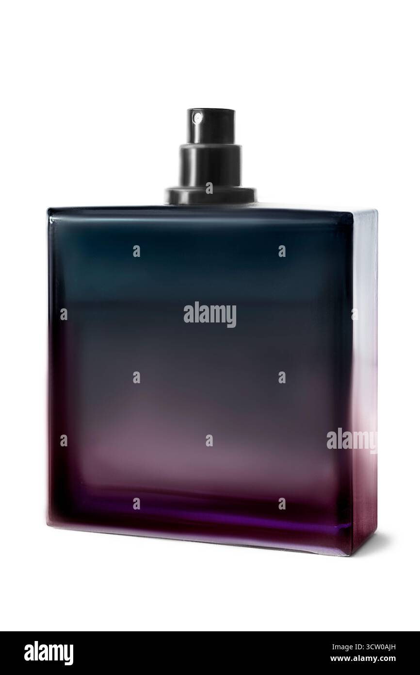 Bouteille de pulvérisation de parfum en verre foncé isolée sur fond blanc Banque D'Images