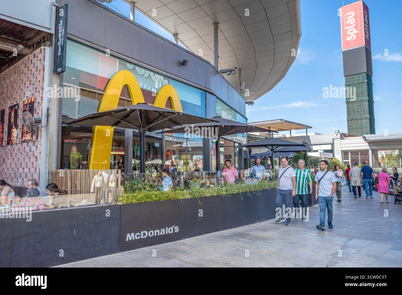McDonald's Restaurant Terrace dans le centre commercial Splau, Barcelone, aire de restauration moderne en plein air avec les gens marchant et dînant à l'extérieur Banque D'Images